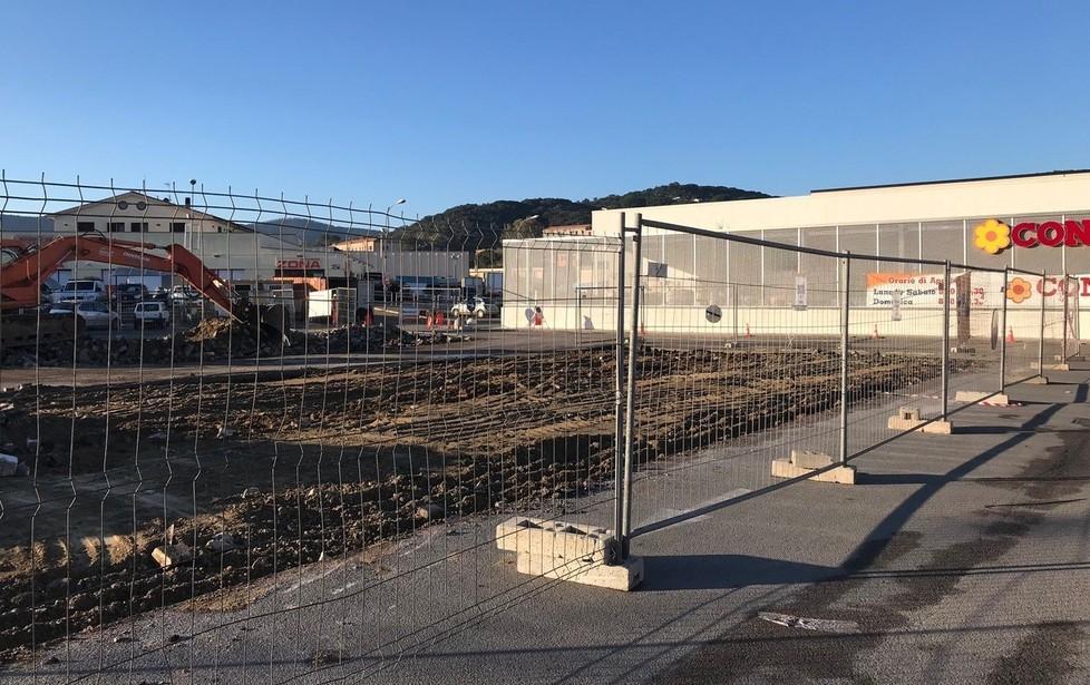 Lavori nel piazzale del Conad
