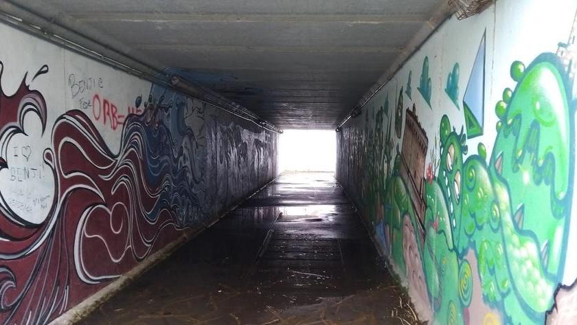 Il sottopasso vandalizzato e pieno di pozze