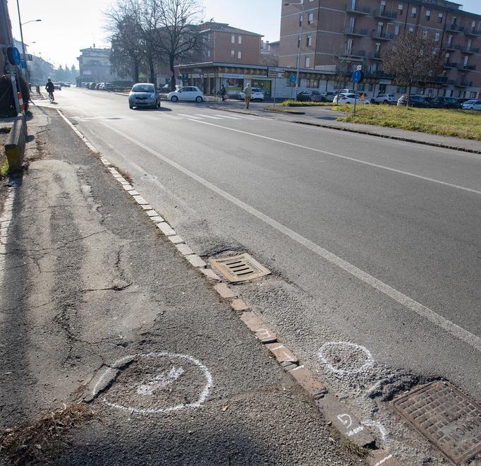 Marco in bicicletta verso la scuola viene travolto e ucciso da un’auto 