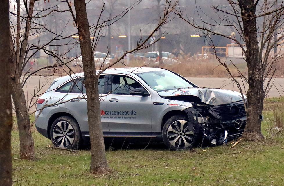 Auto test finisce contro un albero