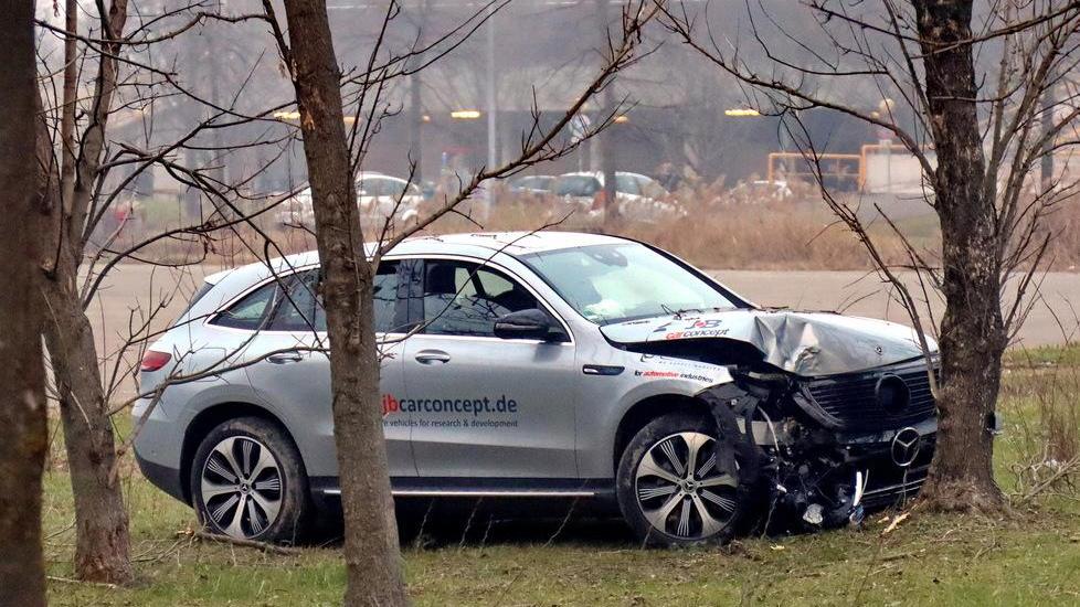 Auto test finisce contro un albero
