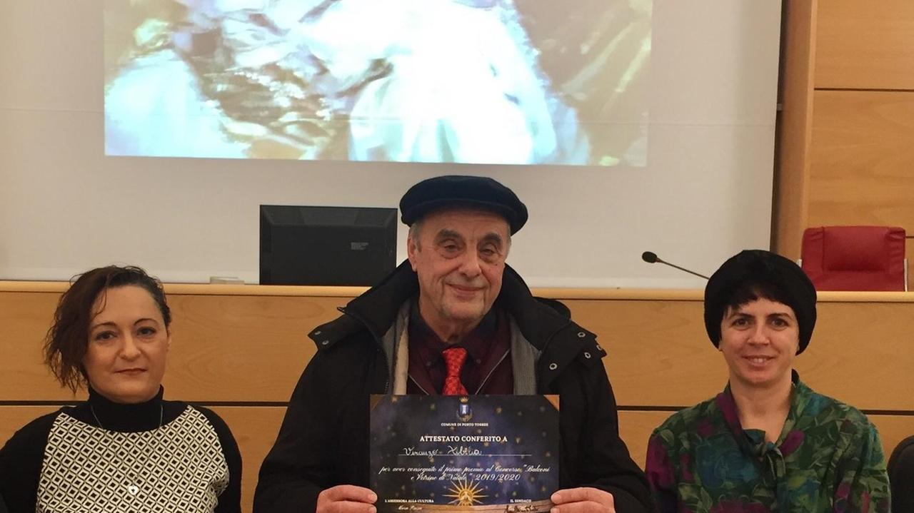 Vince il premio e dona la somma alla Consulta dei volontari