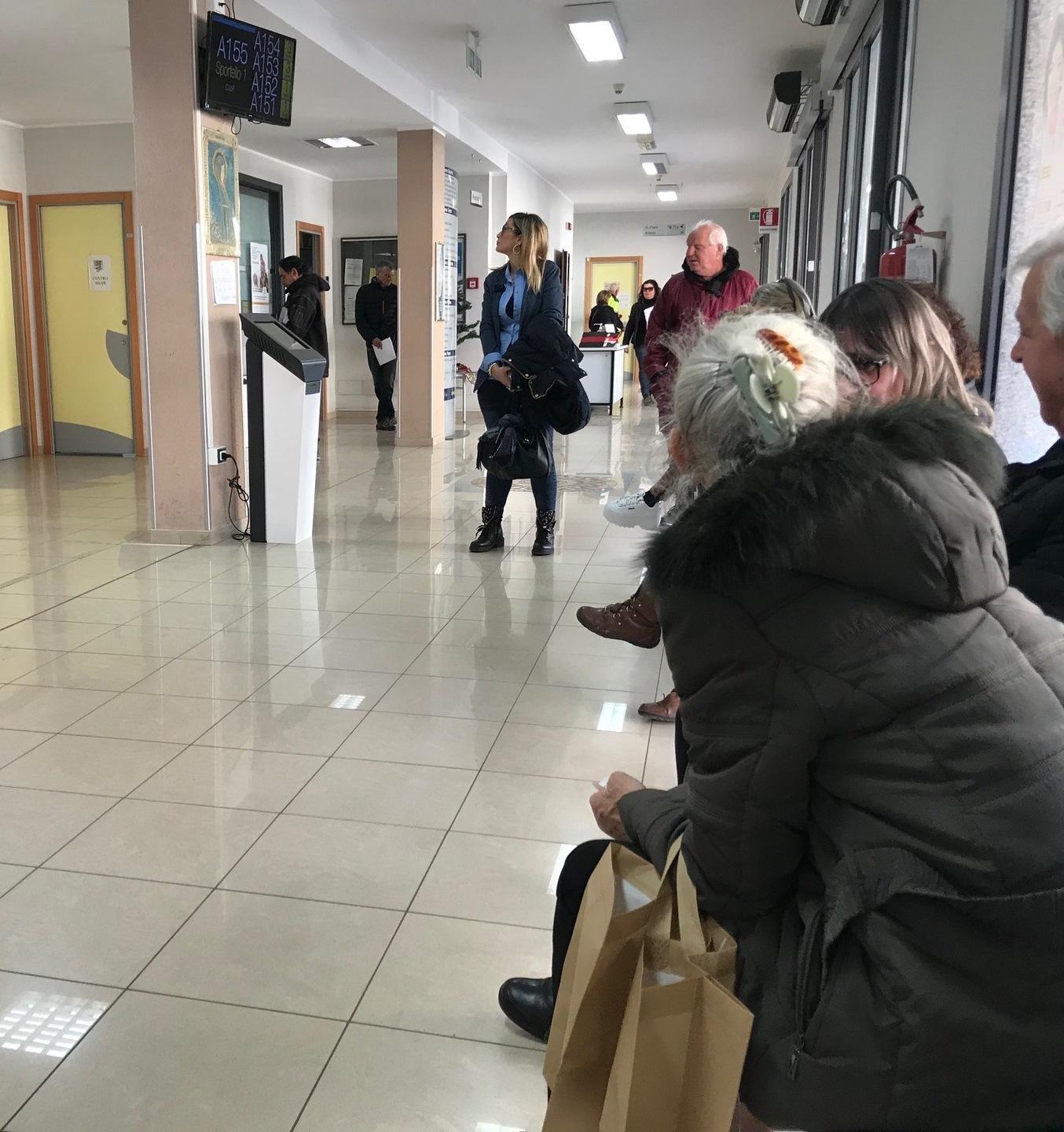 Palazzo sanità, lunghe file presi d’assalto gli uffici 