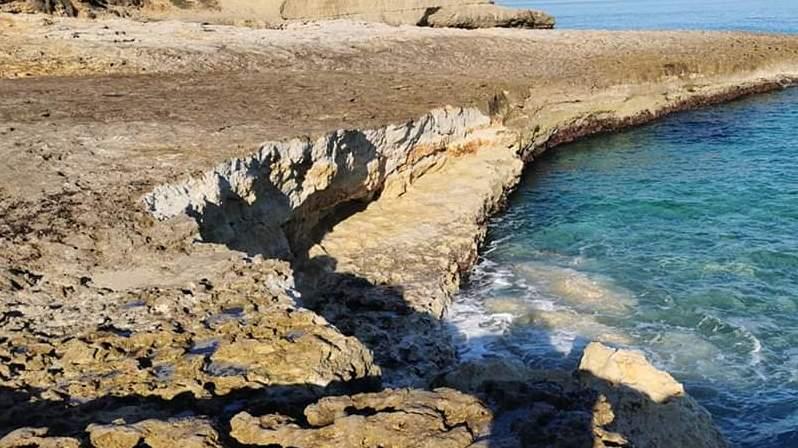 Porto Torres, nuovo crollo nel litorale: cresce l’allarme erosione 