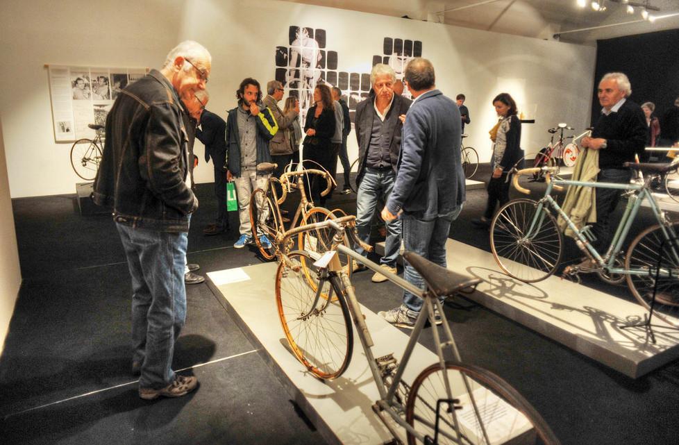 Le biciclette dei campioni ammirate dagli sportivi 