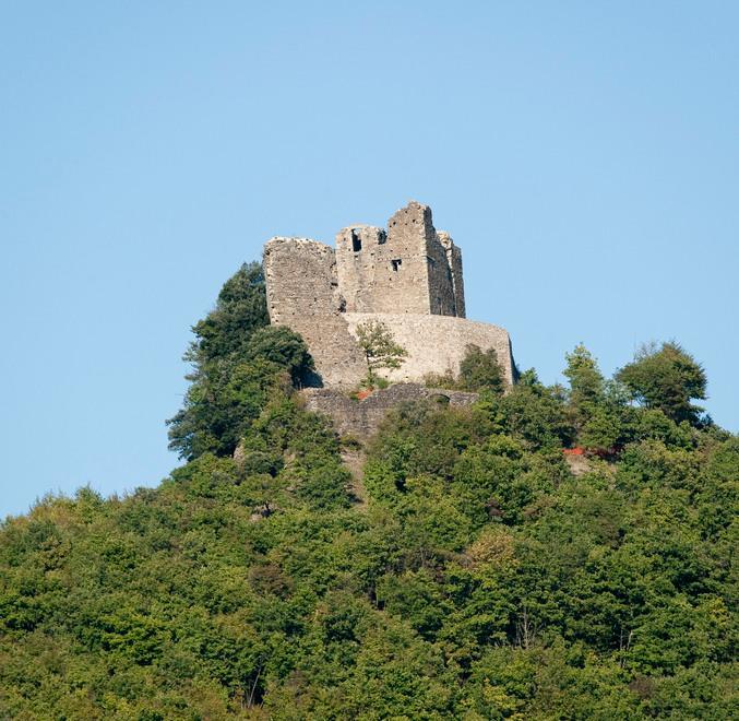 La Rocca di Cerbaia in Val Bisenzio è una delle mete delle escursioni del weekend