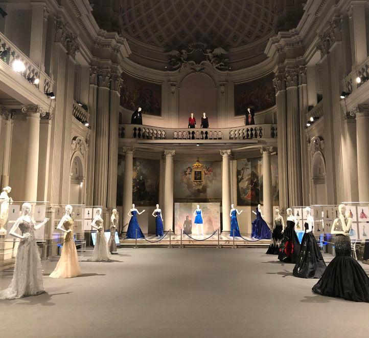 La splendida mostra "Celeblueation" con le creazioni di Renato Balestra allestita alla Fondazione Zeffirelli a Firenze e aperta fino al 23 febbraio
