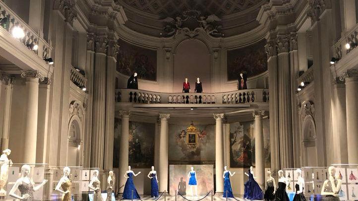La splendida mostra "Celeblueation" con le creazioni di Renato Balestra allestita alla Fondazione Zeffirelli a Firenze e aperta fino al 23 febbraio