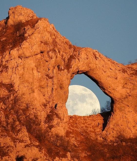 La Luna al Monte Forato