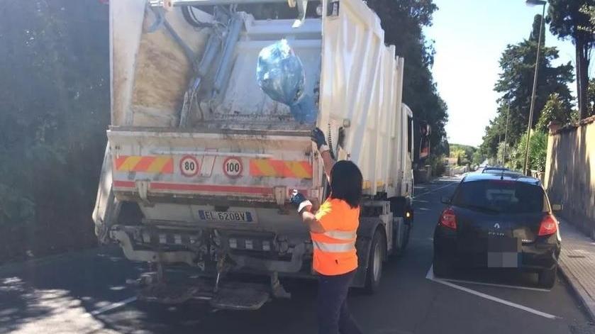 Porta a porta, mastelli e sacchi col codice ecco il piano di Rea per la nuova raccolta