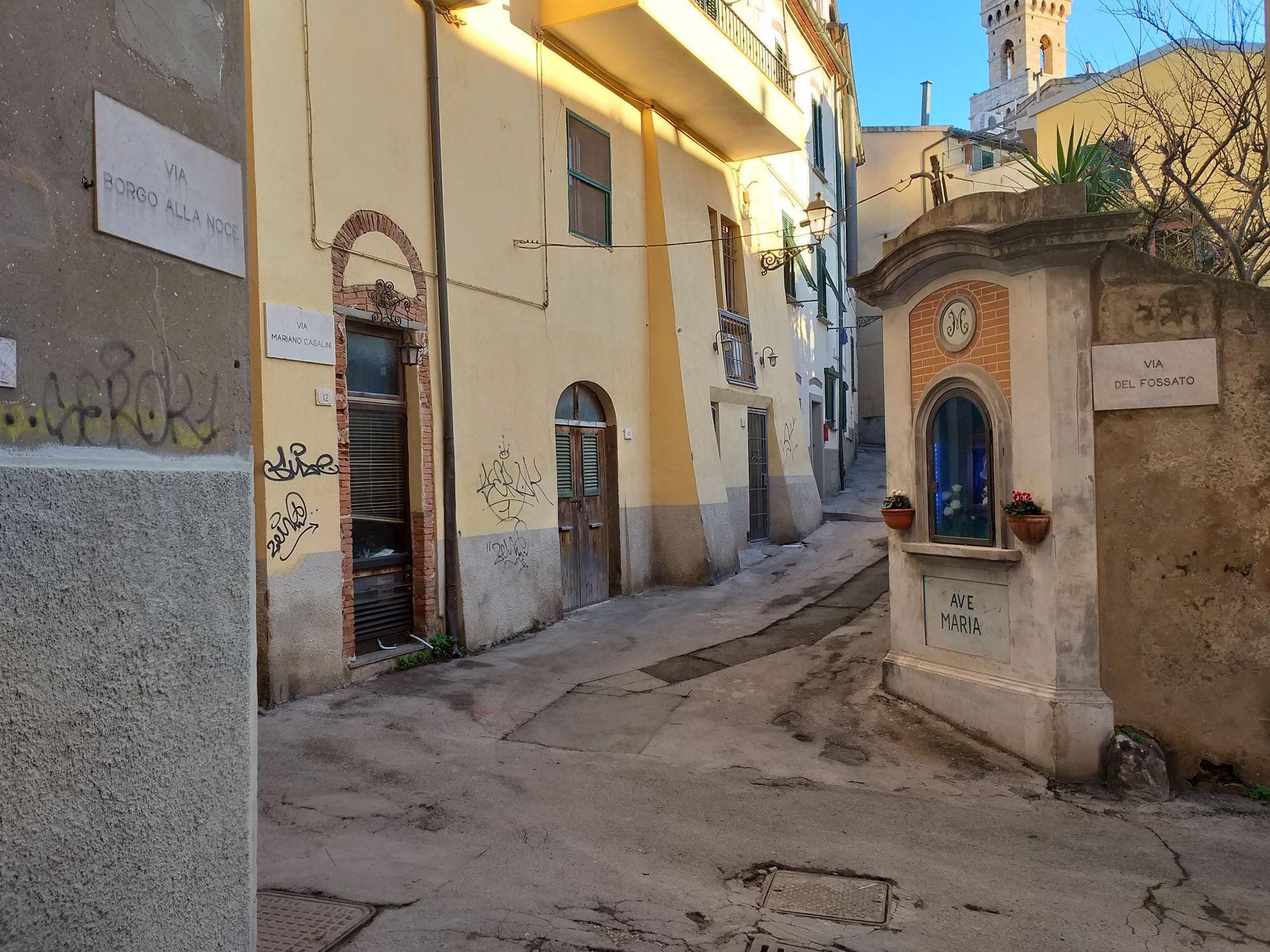 Il piccolo spiazzo tra via del Fosso via Casalini e via Borgo alla Noce dove regolarmente una cinquantina di ragazzi giocano a pallone fino alle 2 di notte
