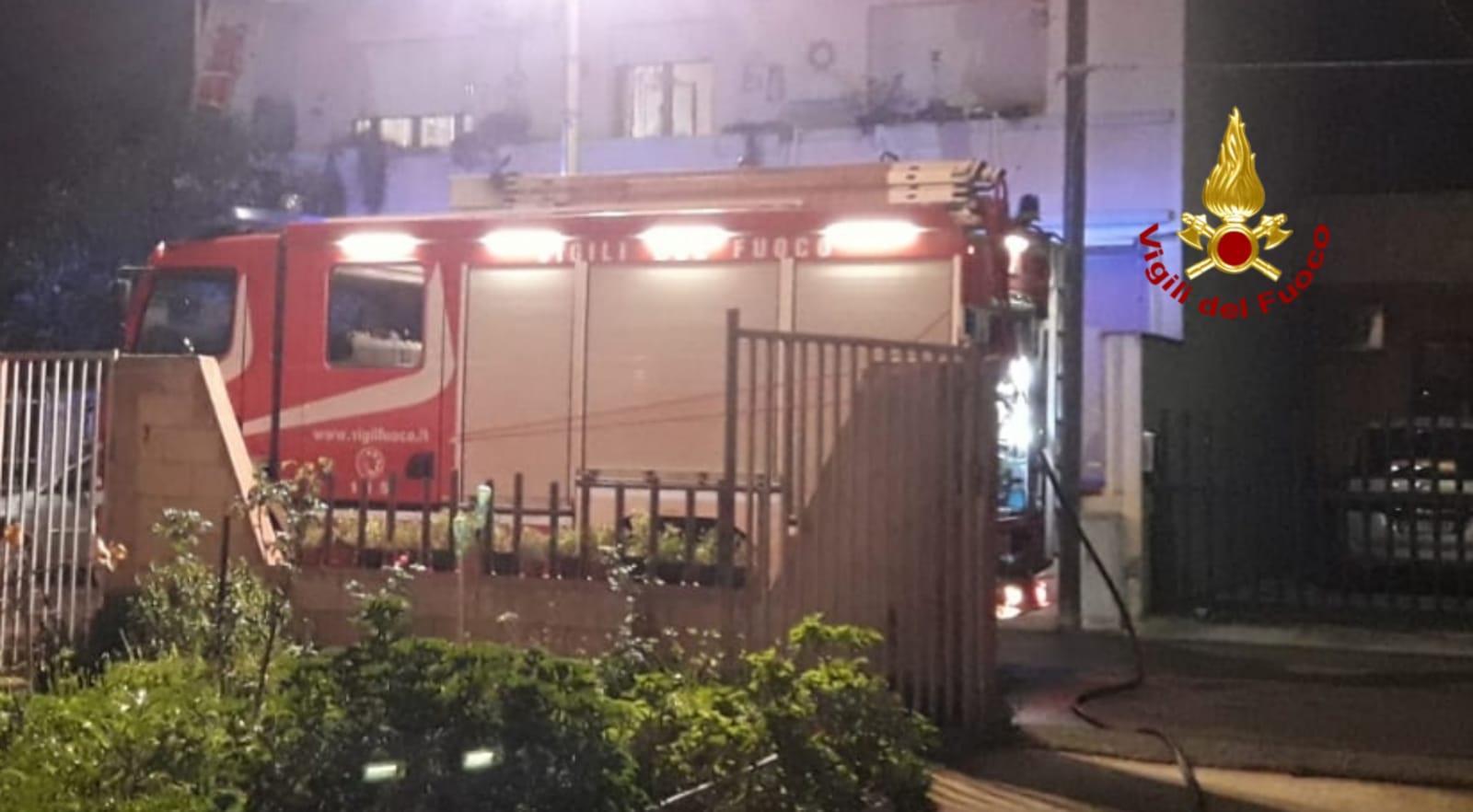 Notte di fuoco a Uta, incendiate due auto