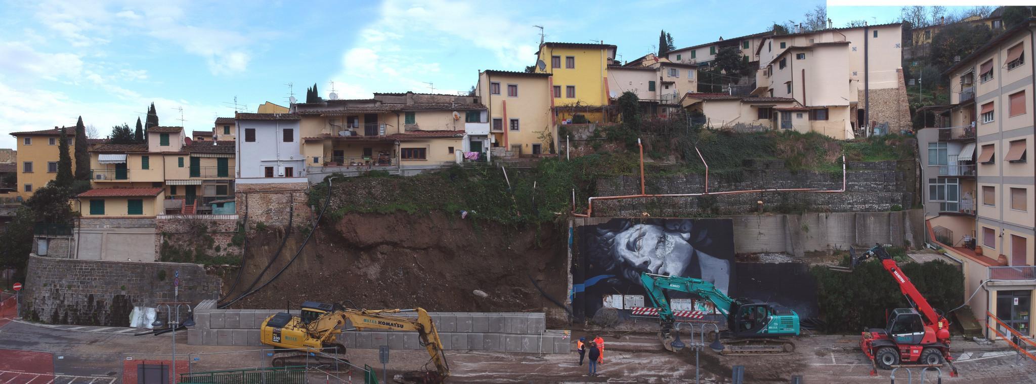 Una veduta del crollo di una parte del muro in via Marconi