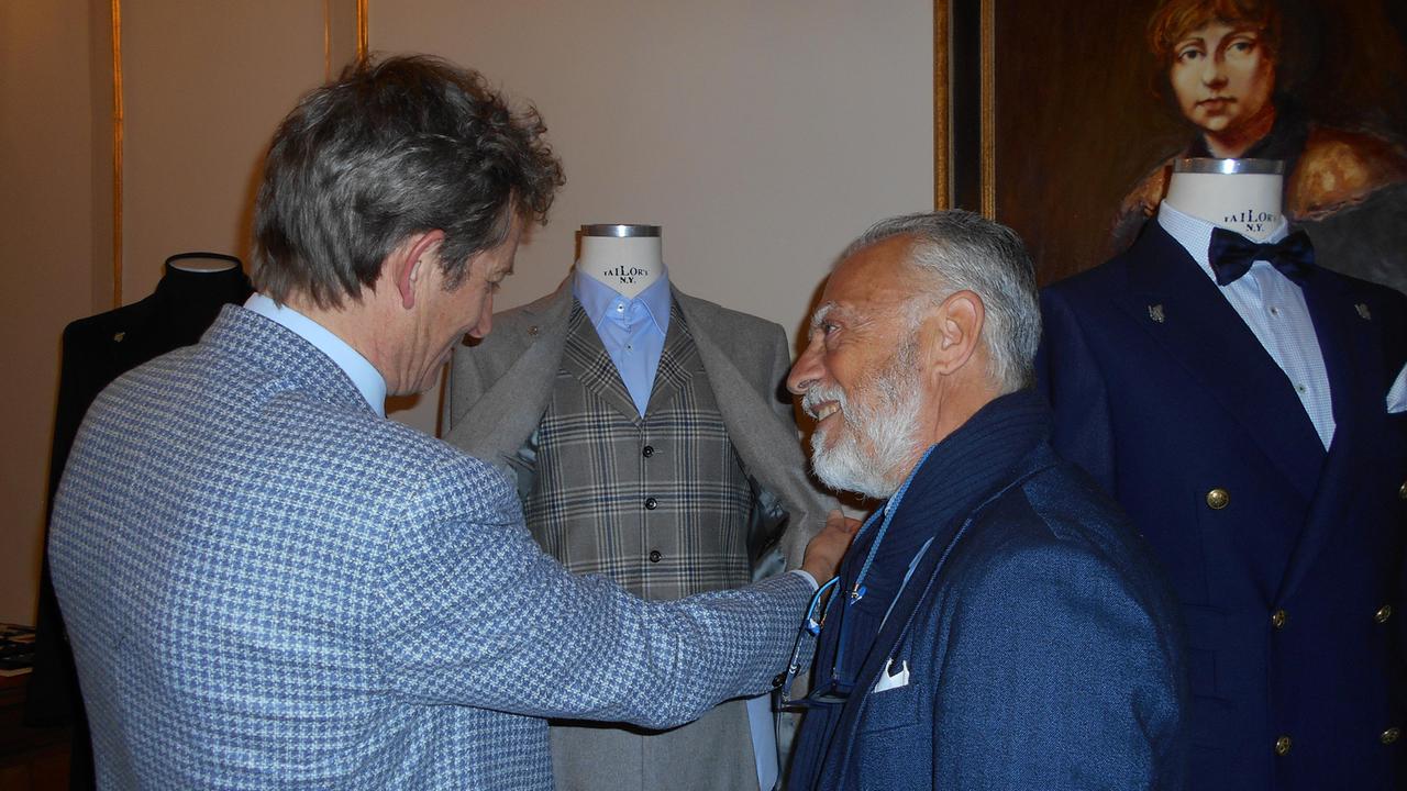 Hotel Baglioni: il direttore commerciale Andrea Ballarini mostra una giacca della collezione all’agente di vendita Claudio Di Pasquale