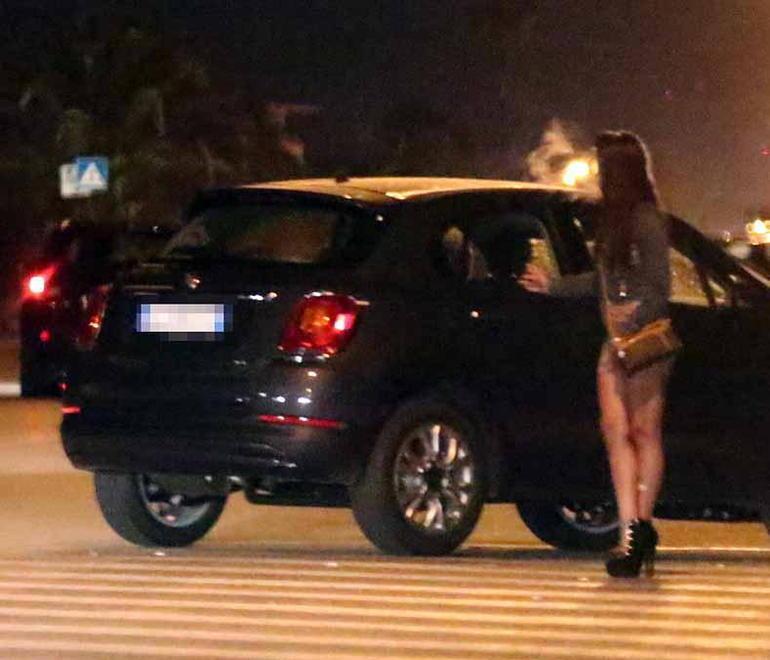 Prostituzione in strada con un cliente (foto d’archivio)