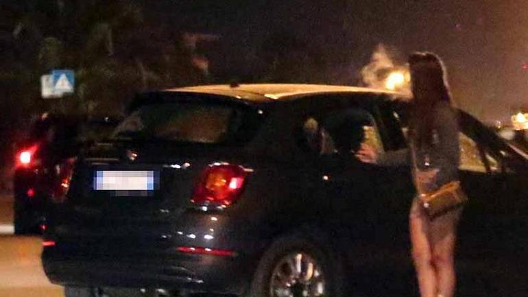 Prostituzione in strada con un cliente (foto d’archivio)