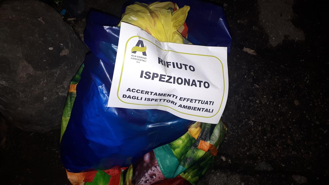 Un sacco di rifiuti ispezionato