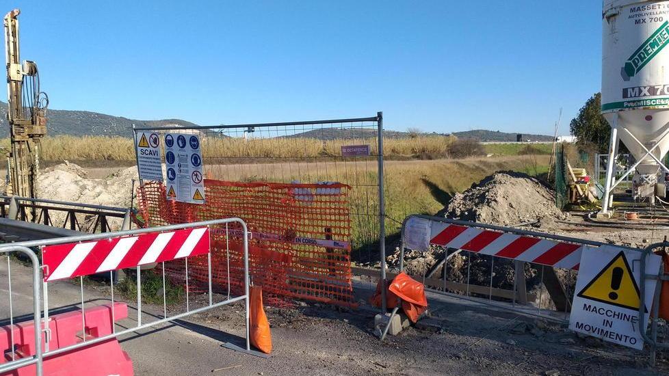 Lavori sulla Senese, chiusa una corsia. I commercianti: «Chiederemo i danni»