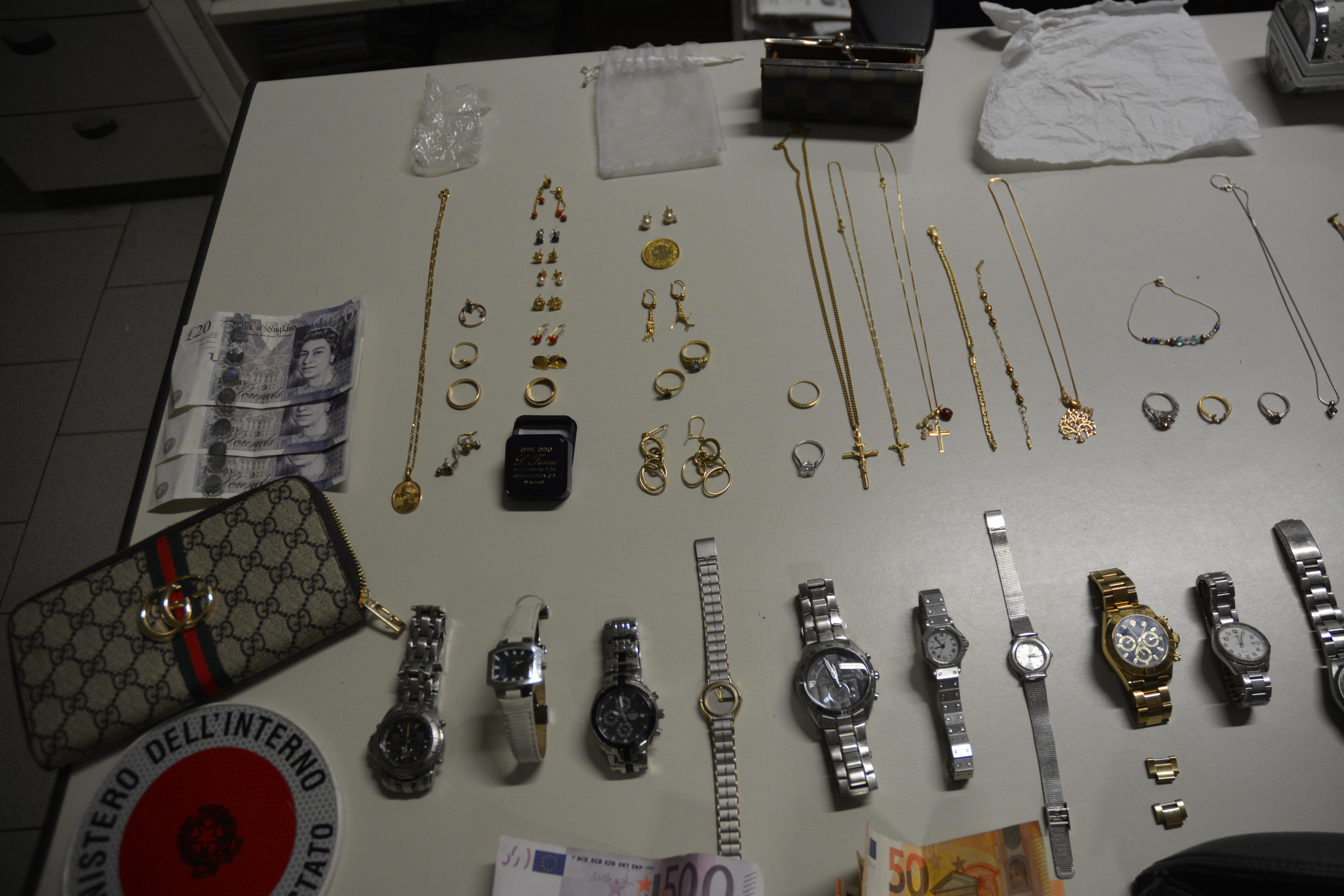 Parte della refurtiva recuperata dalla polizia
