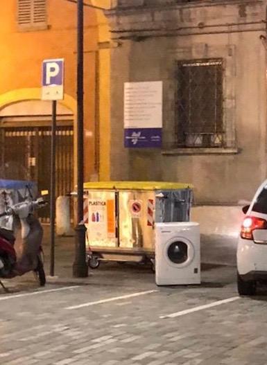 Abbandona una lavatrice in Piazza Gioberti, multata una commerciante