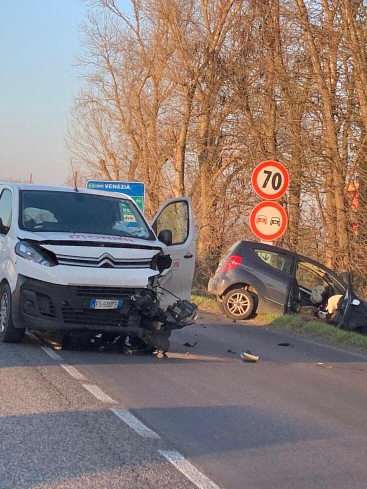 I due veicoli rimasti coinvolti nell'incidente sulla statale Romea a Porto Garibaldi