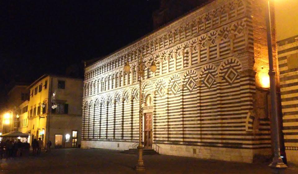 I lampioni di via Cavour in una foto d’archivio