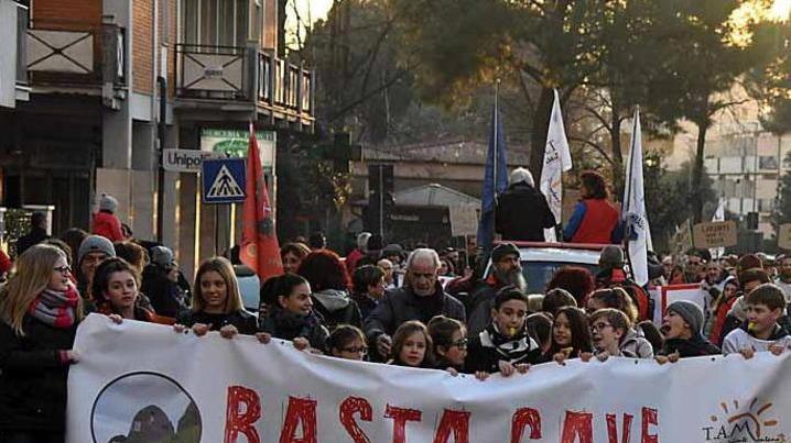 La manifestazione di sabato 4 gennaio contro l'apertura di sette cave dismesse