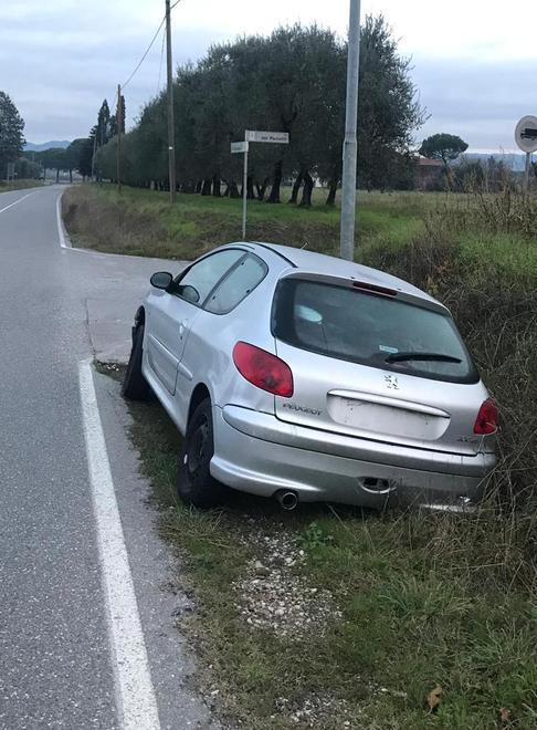 Abbandona l’auto nel fosso: denunciato 