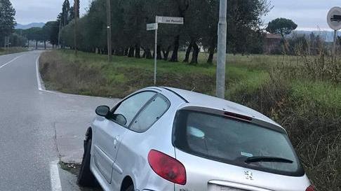 Abbandona l’auto nel fosso: denunciato
