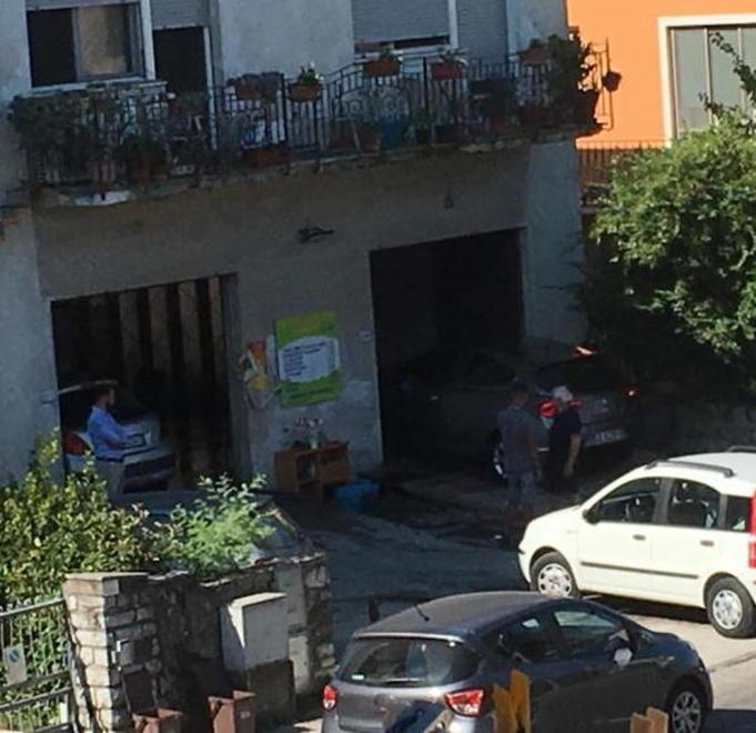 Protesta per l'autolavaggio tra le case: «Ci impedisce di riposare» 