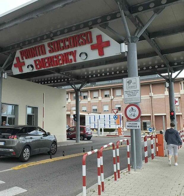 Anziano di 83 anni fa un volo da sei metri: è grave a Cisanello