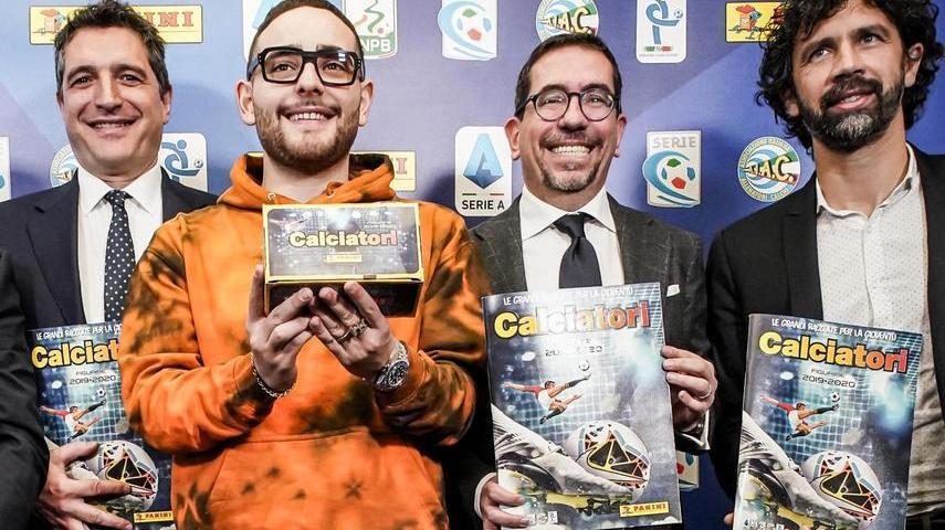 Ci sono più di 800 figurine e scudetti Il nuovo Album Panini batte tutti i record