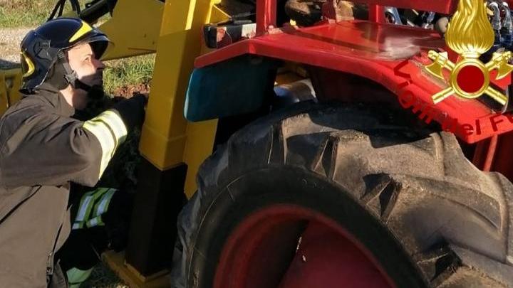 La benna s’impunta e il trattore si ribalta Muore a 69 anni ex autista della Rama