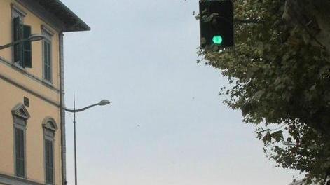 Verde per 2 minuti, si riattiva il semaforo di piazza Mazzini