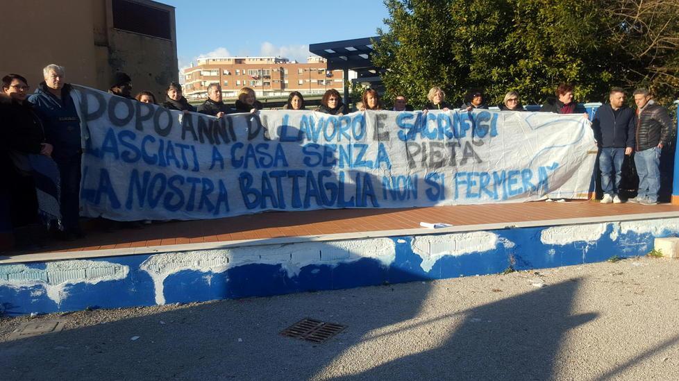 Piaggio, trenta periti in fabbrica e “gli esclusi” protestano ancora 