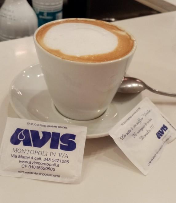 Bustine di zucchero con slogan dell’Avis per reclutare donatori