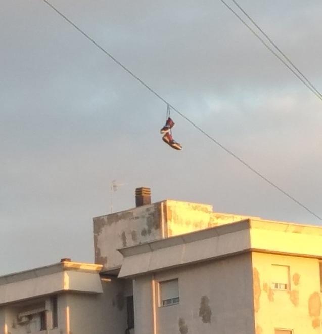A Bottegone il gioco delle scarpe appese al filo