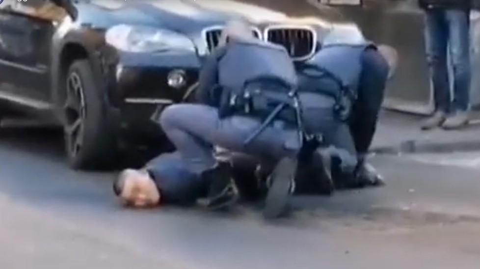 Aggredisce con la mannaia senza motivo un passante 