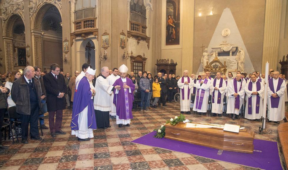 Folla commossa per dare l’addio a don Gherardi morto a 85 anni