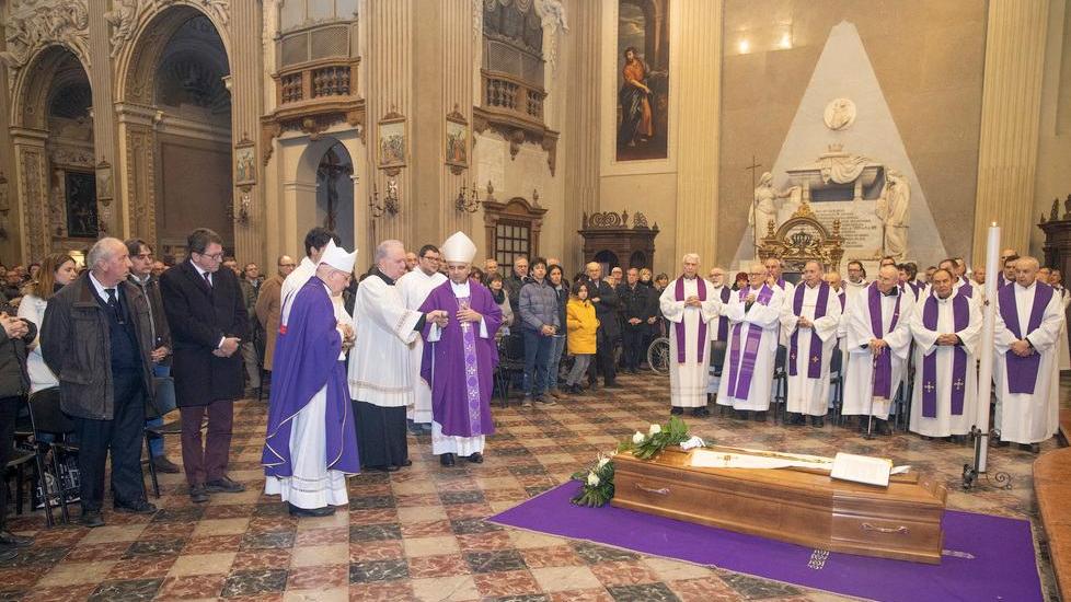 Folla commossa per dare l’addio a don Gherardi morto a 85 anni