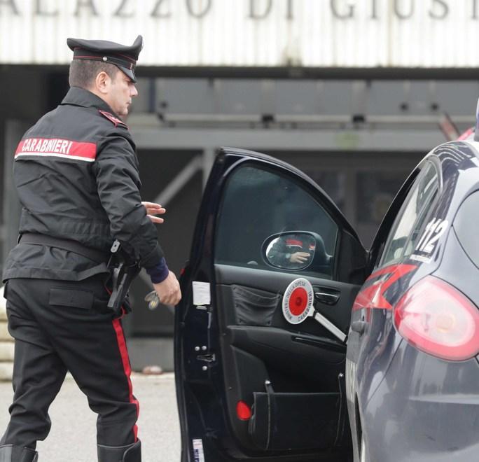 Va a fare il test per la patente sostituendosi a un suo amico