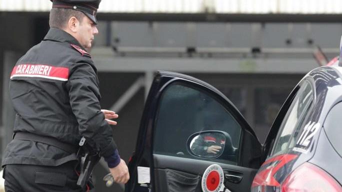 Va a fare il test per la patente sostituendosi a un suo amico