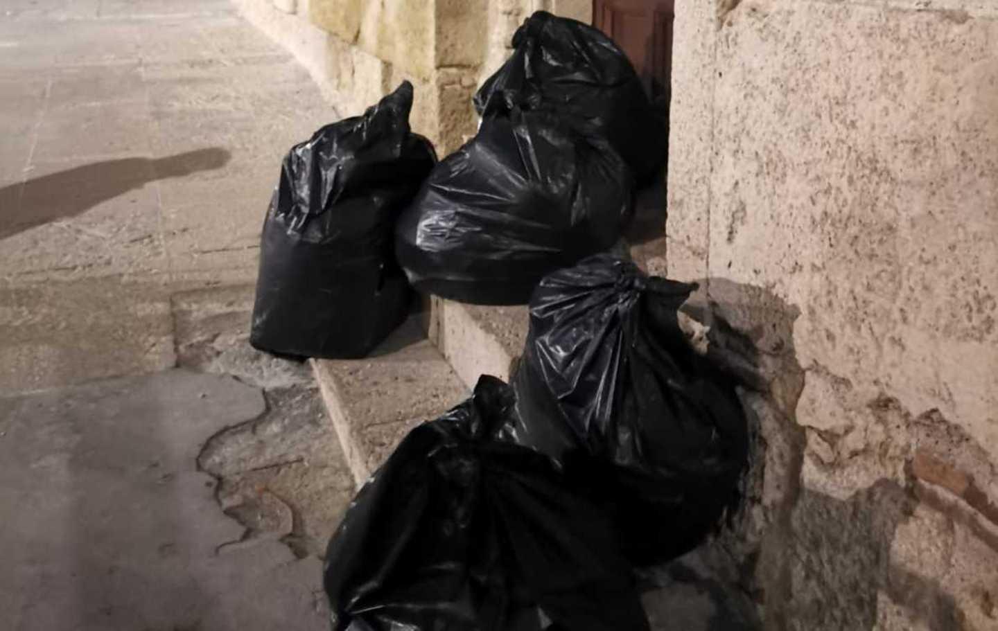 Bustoni di vestiti fuori dalla Basilica 