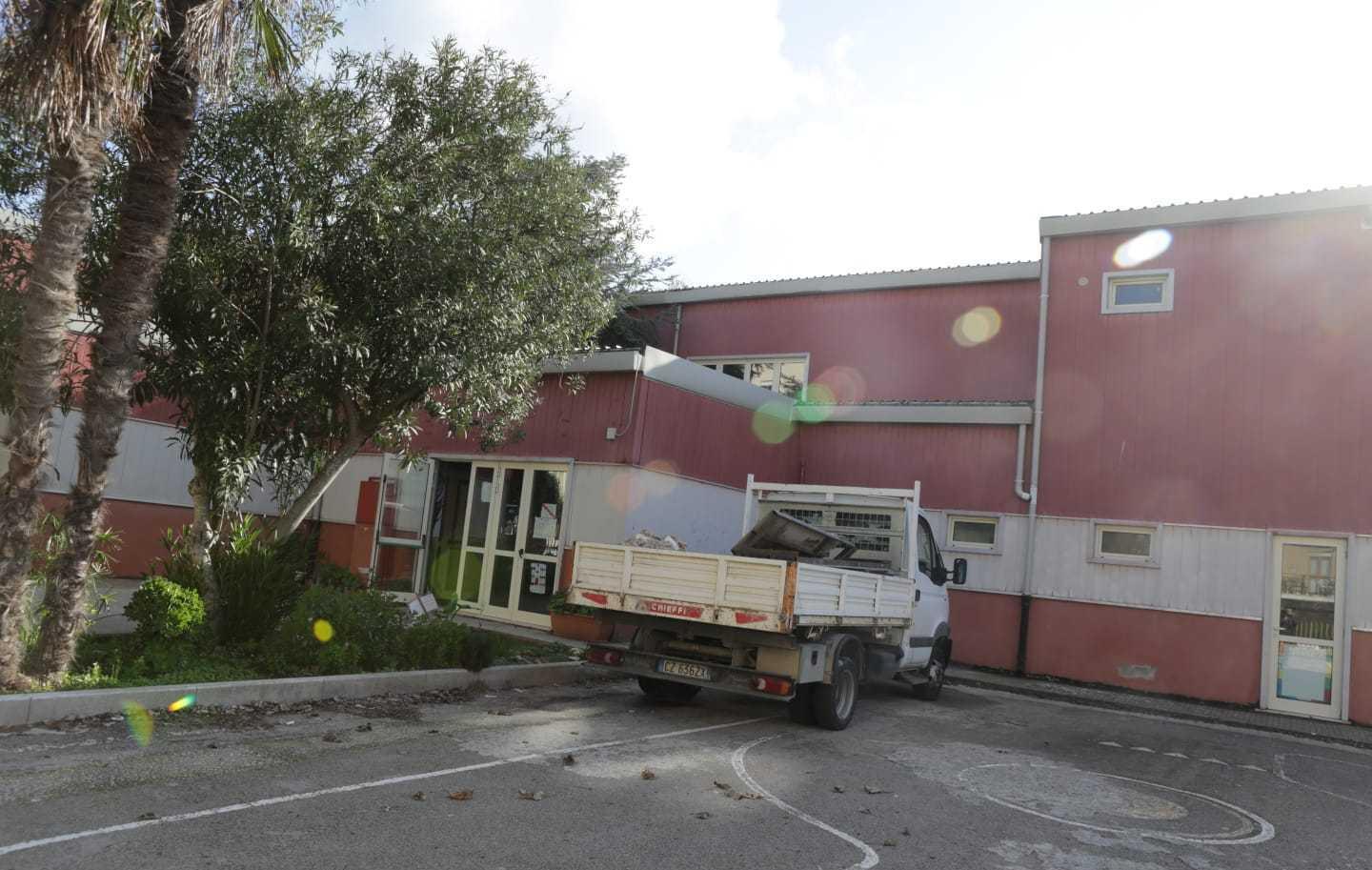 Sassari, la scuola del crollo riapre tra le polemiche: genitori preoccupati