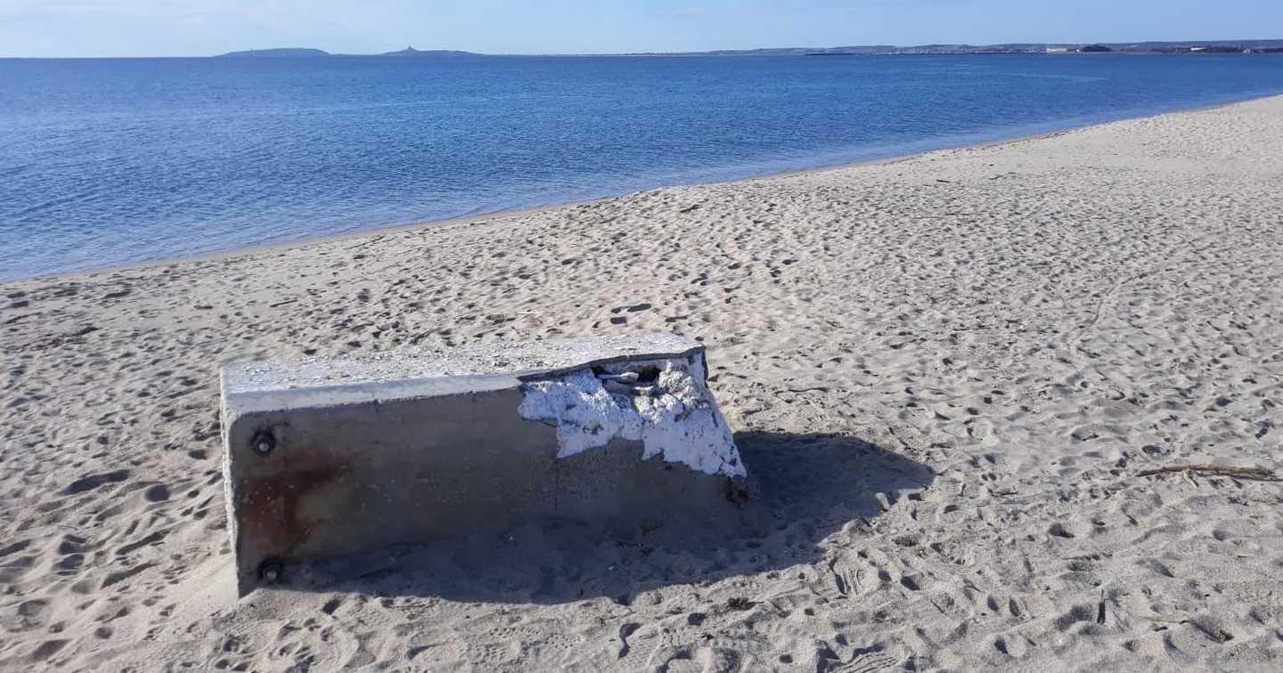 Blocchi in spiaggia da rimuovere