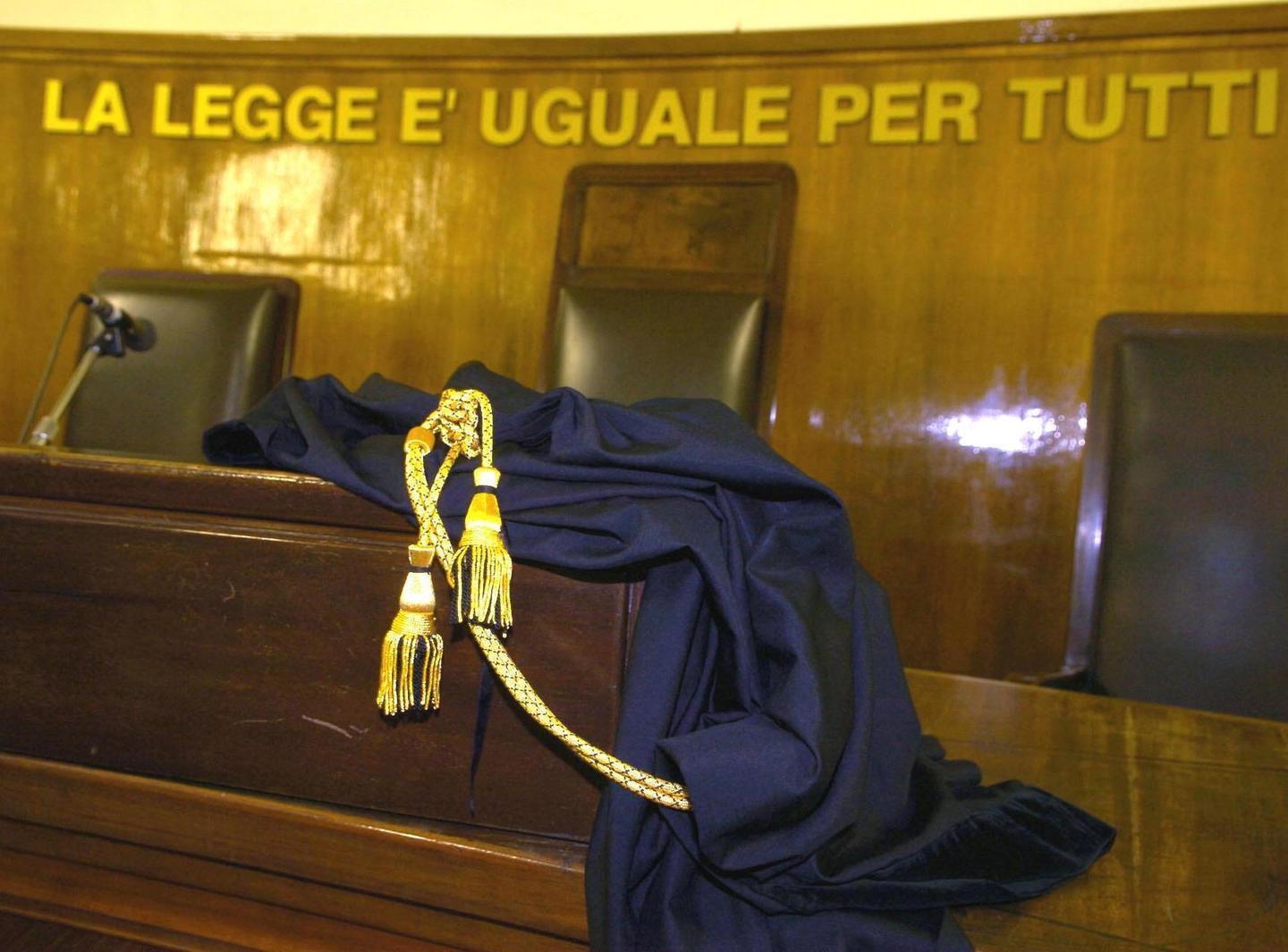Gettò in terra la figlia neonata, processo a Oristano