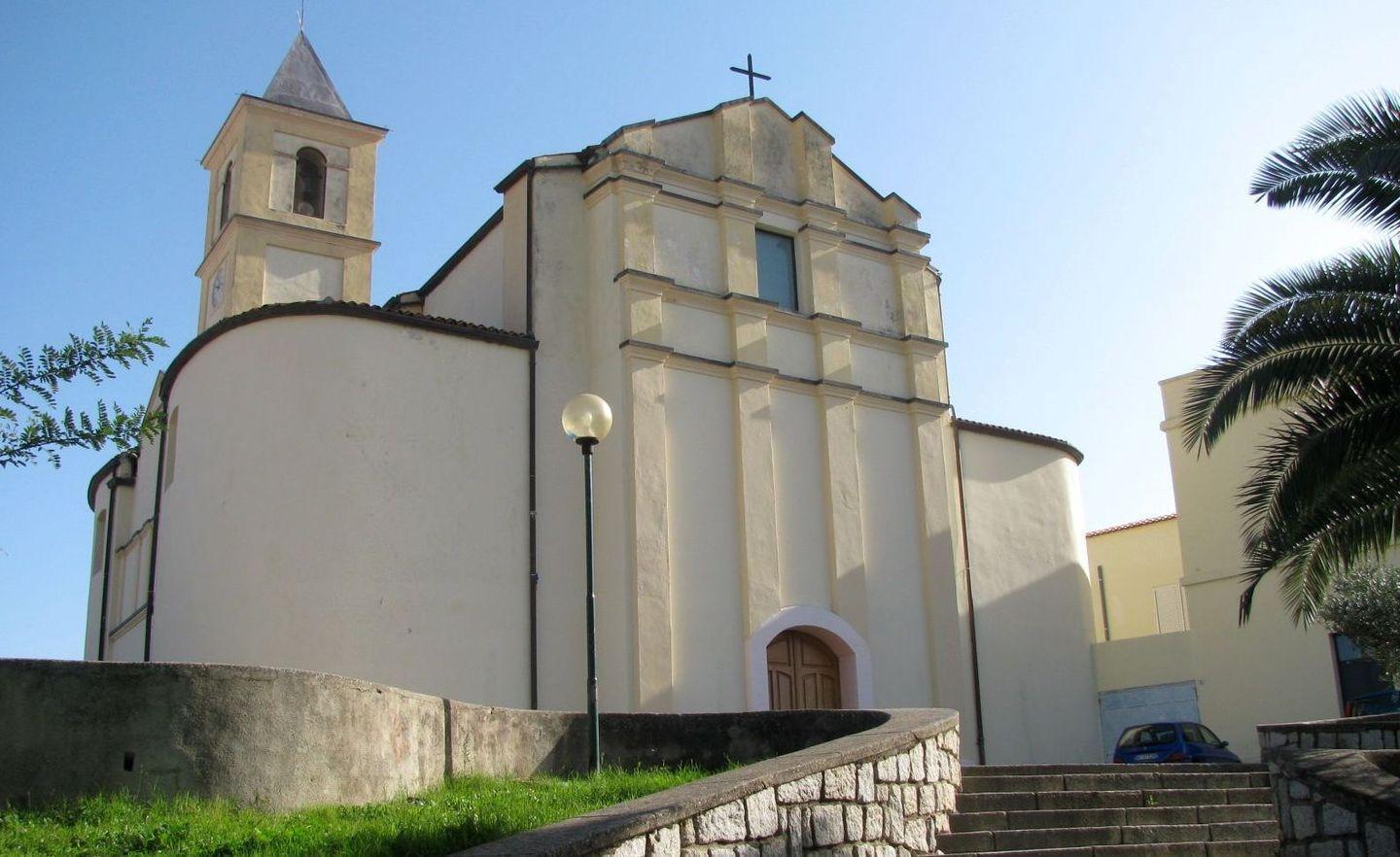 Torpè dopo 23 anni saluta don Zizi: arriva il neo-parroco 