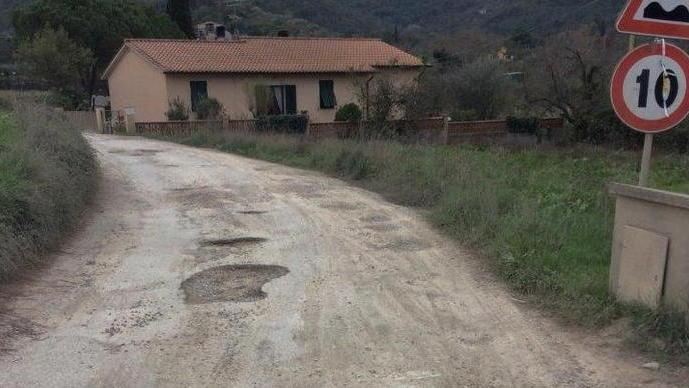 Strada di Valcarene asfaltata in somma urgenza: tre rinviati a giudizio