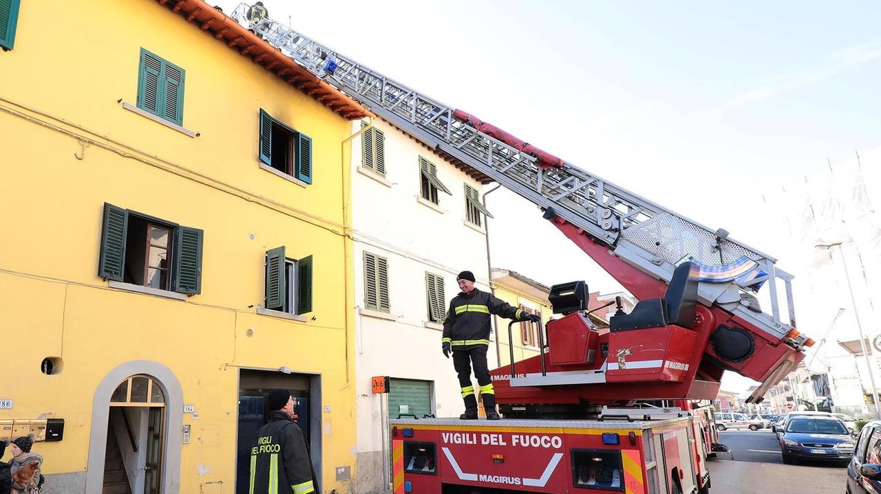 Un'autoscala dei vigili del fuoco (foto di archivio)