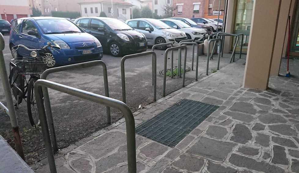 Le barriere che bloccano l'accesso al condominio di via Longarone 7 a Scandiano
